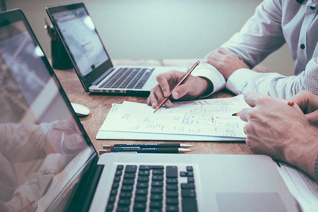 What is the difference between simplified accounting and full accounting?